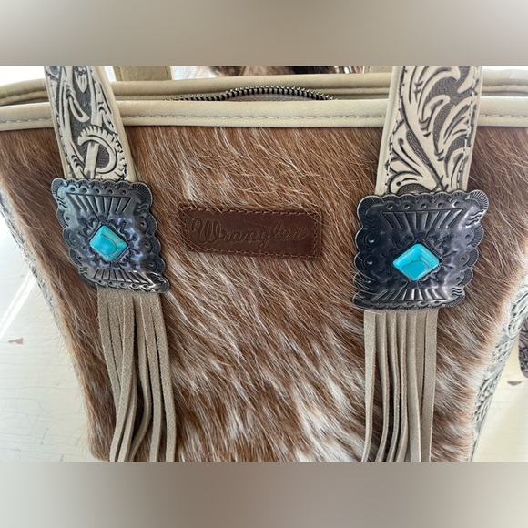 Wrangler Women’s Hair On Cowhide Crossbody Tote - Picture 3 of 8